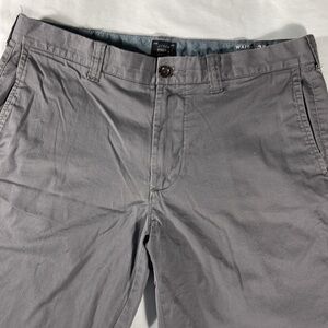 J. Crew mens charcoal grey Stretch basic flat front 10" chino shorts - size 32